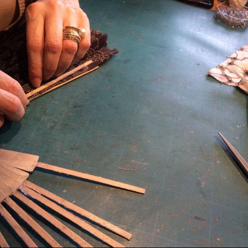 Assemblage de la feuille de l'éventail sur chaque brin de la monture